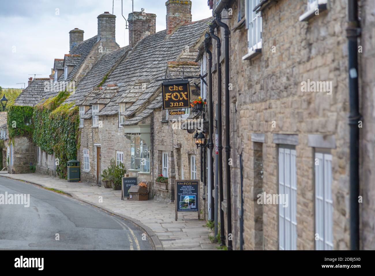 Vue sur les chalets de West Street, Corfe, Dorset, Angleterre, Royaume-Uni, Europe Banque D'Images