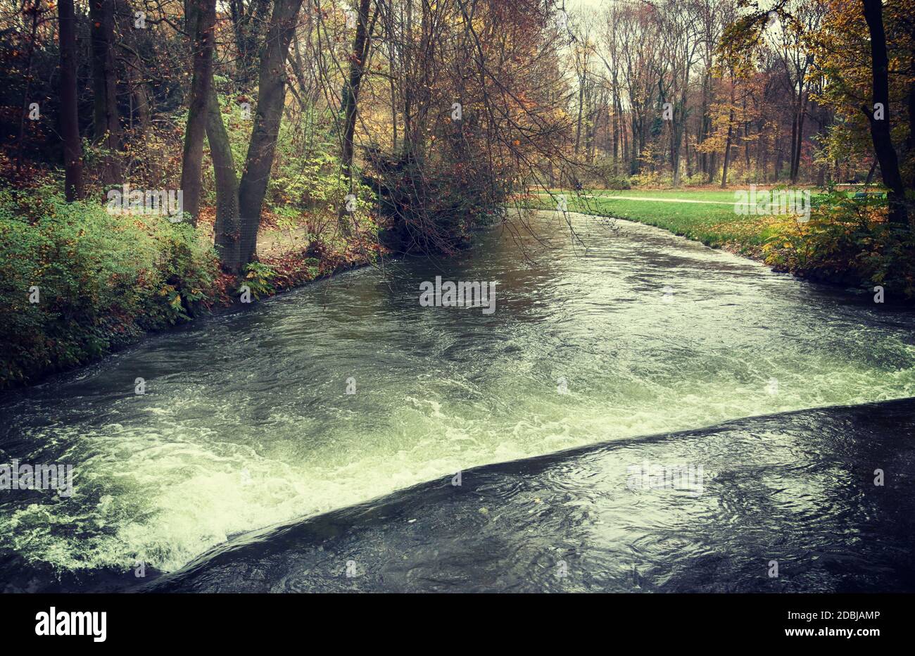 Canal d'eau à Munich Englischer Garten en automne, magnifique parc à l'intérieur le coeur de la ville pour faire une promenade la nature Banque D'Images