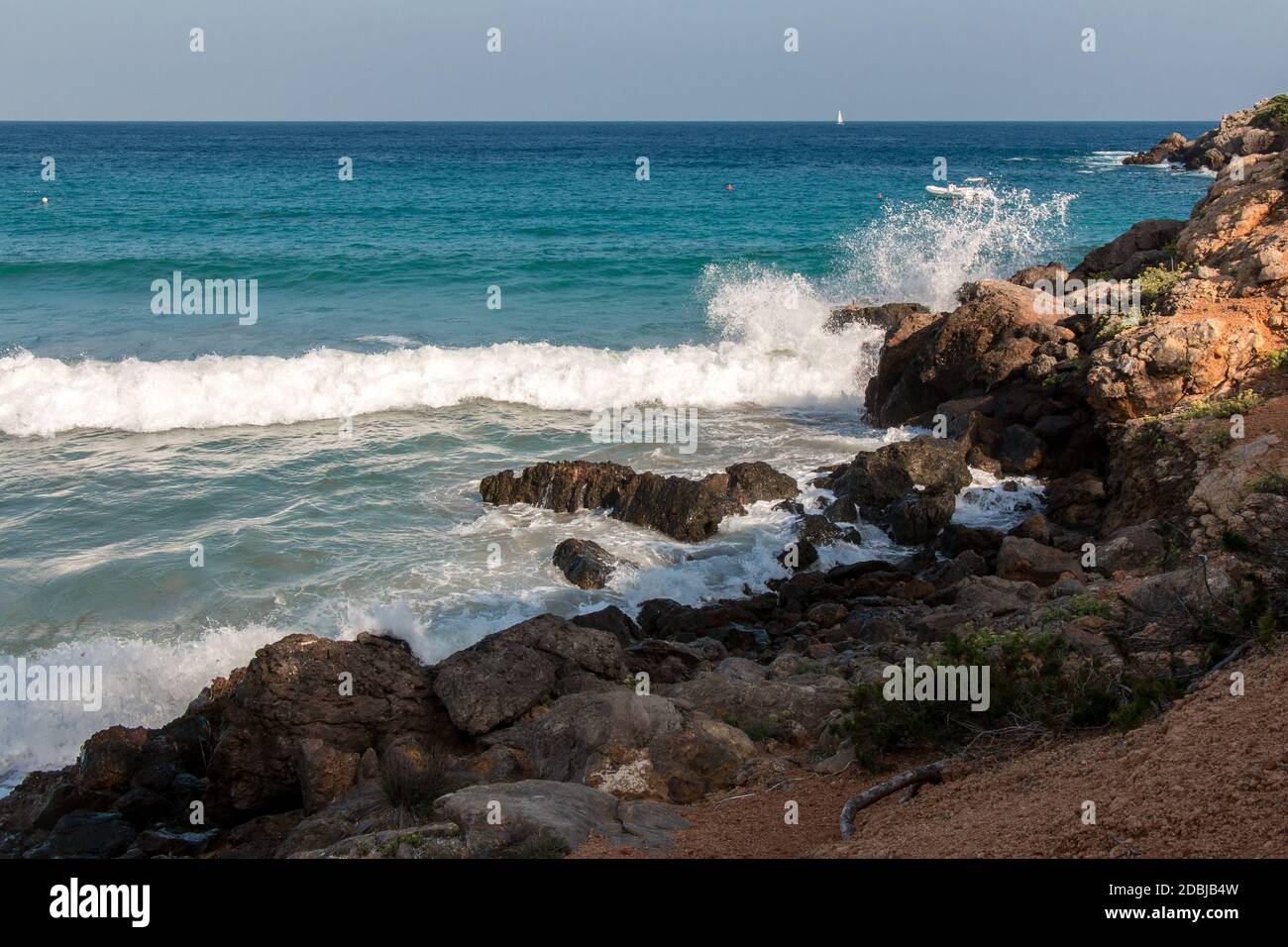 Rochers dans la baie de Cala Llenya, Ibiza, Espagne Banque D'Images