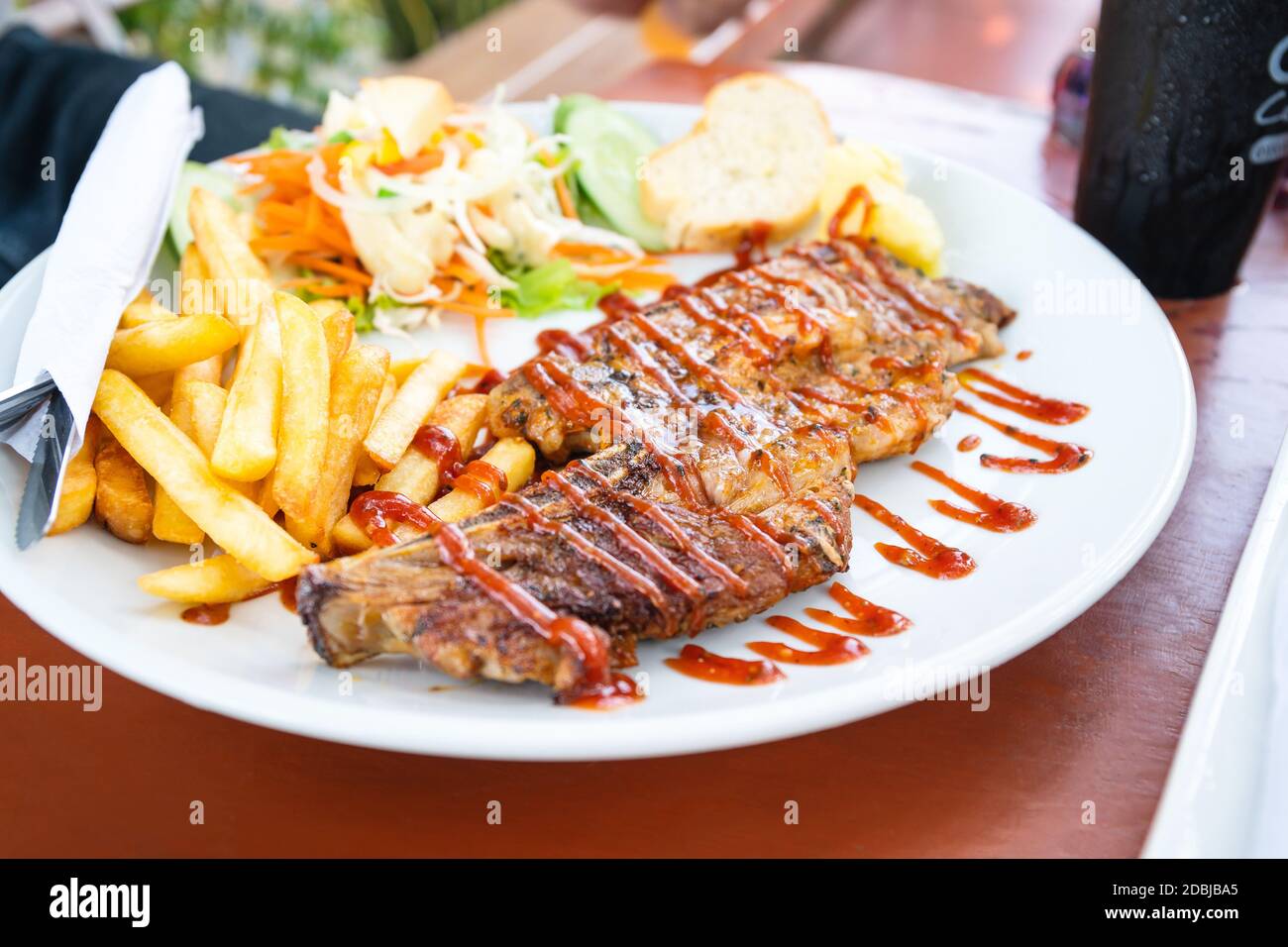 Gros plan du steak de bœuf grillé avec une salade sur une assiette, des  frites et des légumes à salade Photo Stock - Alamy