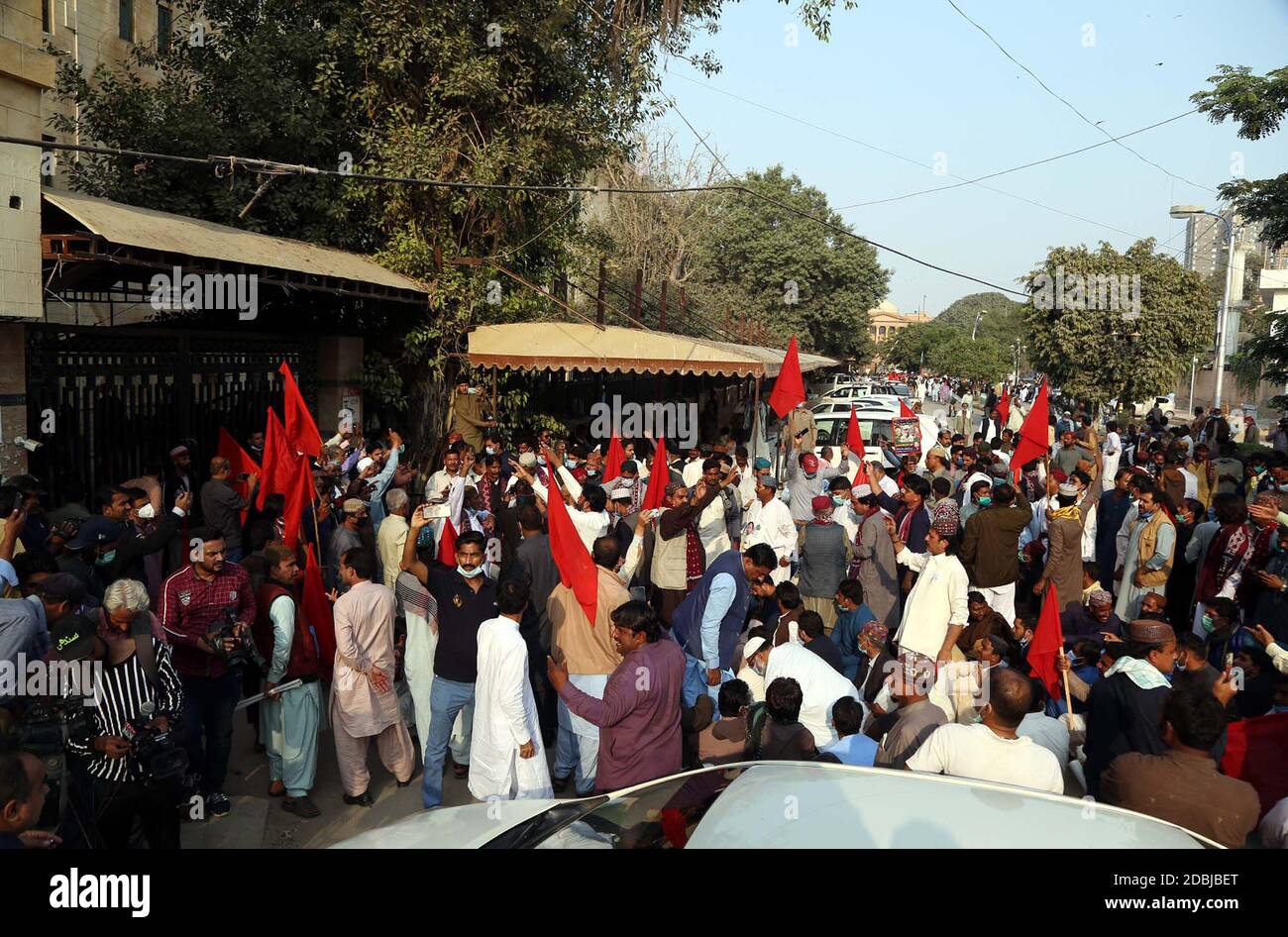 Des membres des employés du gouvernement local de Sindh tiennent une manifestation contre le non-paiement de leurs salaires à la Maison du Gouverneur à Karachi le mardi 17 novembre 2020. Banque D'Images