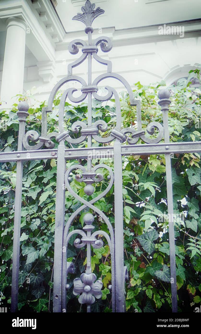 Clôture en fer Wrouht de style Renaissance décorant le jardin de un manoir Banque D'Images