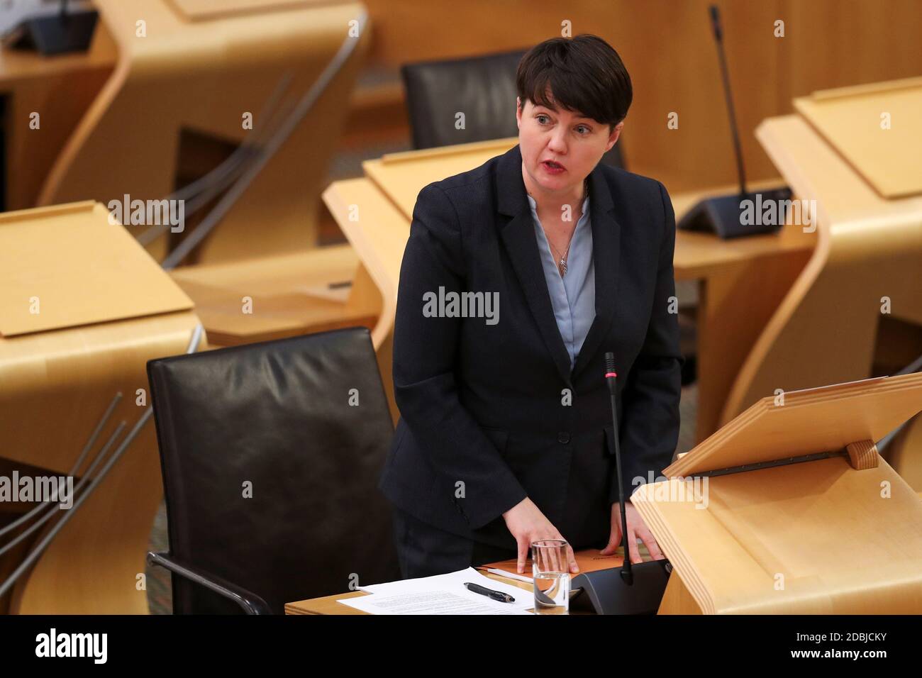 Ruth Davidson, chef du Parti conservateur écossais, s'exprime lorsqu'elle assiste à une déclaration du Premier ministre écossais Nicola Sturgeon sur les restrictions de la maladie à coronavirus (COVID-19), au Parlement écossais à Édimbourg. Onze zones de conseil local en Écosse seront soumises aux restrictions de niveau 4 pendant trois semaines à partir de 18 h vendredi afin de ralentir la propagation du coronavirus. Banque D'Images