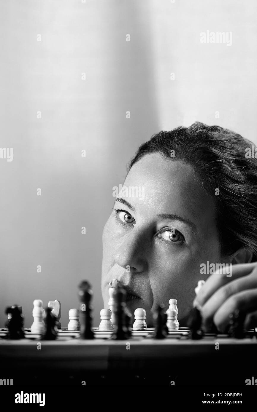 Femme jouant aux échecs II Banque D'Images
