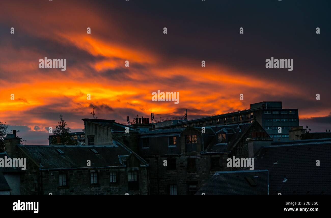 Leith, Édimbourg, Écosse, Royaume-Uni, 17 novembre 2020. Météo au Royaume-Uni : un coucher de soleil orange vif sur les toits de sous-sols, et le domaine du conseil abritant le nom de « Banana Flats » en raison de sa forme, mais officiellement connu sous le nom de Cables Wynd House, qui figure dans le livre Trainspotting d'Irvine Welsh Banque D'Images