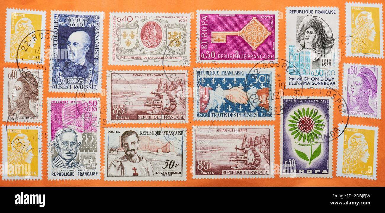 New york, Etats-Unis - 17 novembre 2020 : de nombreux timbres sur des colis internationaux en provenance d'Europe. Timbre de France sur le colis de messagerie vue à plat Banque D'Images