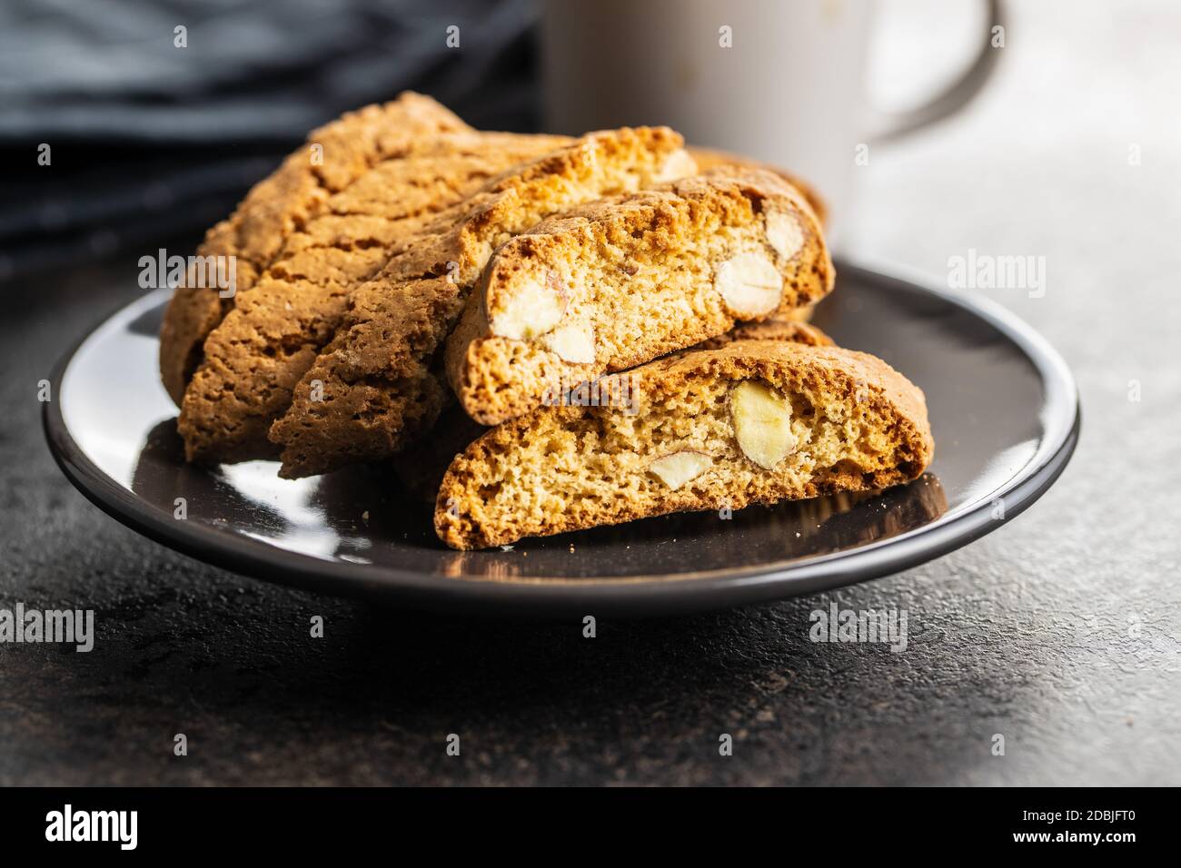 Biscuits italiens sucrés au cantuccini. Biscuits aux amandes sur l'assiette. Banque D'Images