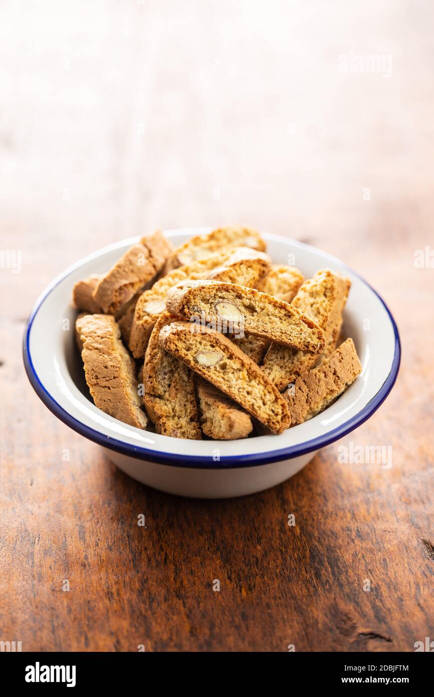 Biscuits italiens sucrés au cantuccini. Biscuits aux amandes dans un bol sur une table en bois. Banque D'Images