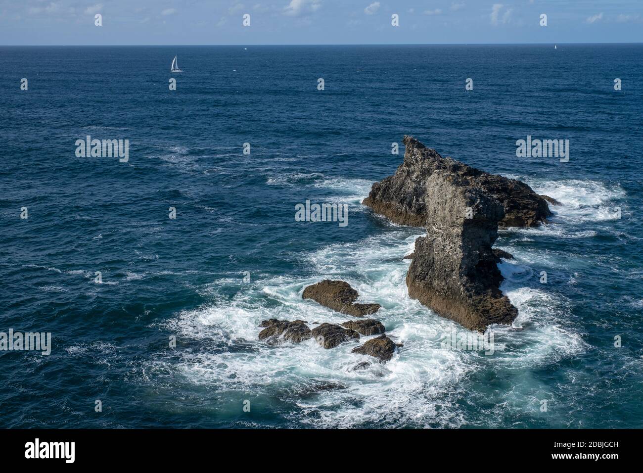 Vagues s'enferant sur des rochers aux aiguilles de Port Coton, sur l'île de  Belle Ile, Bretagne, France. Rendu célèbre dans les peintures de Claude  Monet Photo Stock - Alamy