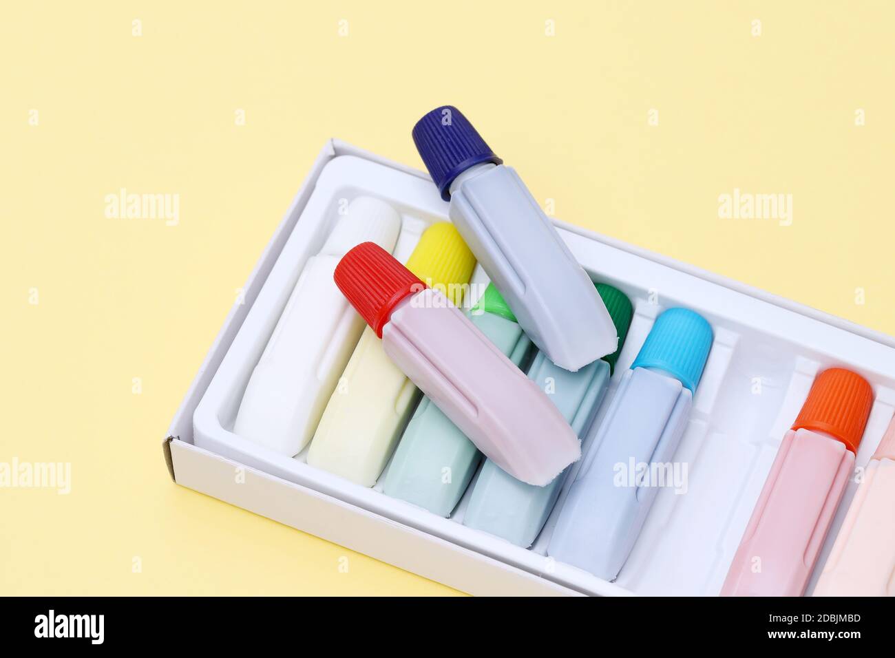 Tube de peinture à l'eau sur fond de papier jaune Banque D'Images