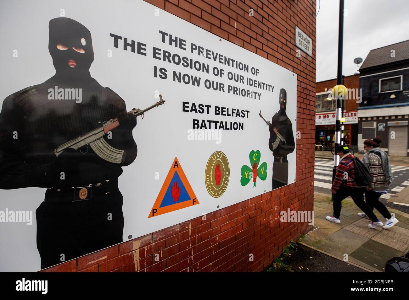 L'UVF (Ulster Volunteer Force) signe en faveur du groupe paramilitaire loyaliste d'Ulster, sur le mur d'une propriété sur le chemin Lower Newtownards à l'est de Belfast. Le paramilitarisme reste un "danger clair et présent" en Irlande du Nord, a constaté un nouveau rapport. La Commission indépendante d'information (IRC) a déclaré comprendre de la part de la police qu'il restait des milliers de membres paramilitaires « inscrits ». Banque D'Images