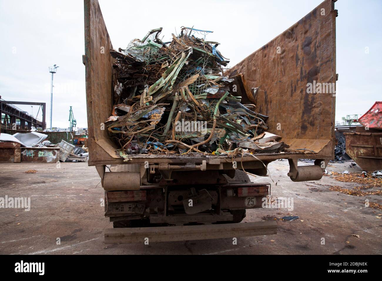 Scrap truck Banque de photographies et d'images à haute résolution - Alamy