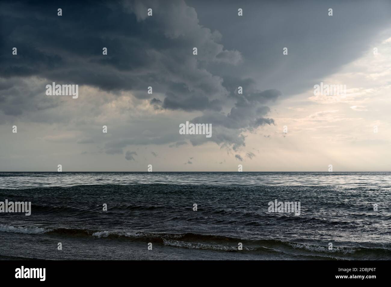 Vue de la plage à la formation menaçante de nuages sombres d'un orage approchant - emplacement: Côte de la mer Baltique Banque D'Images