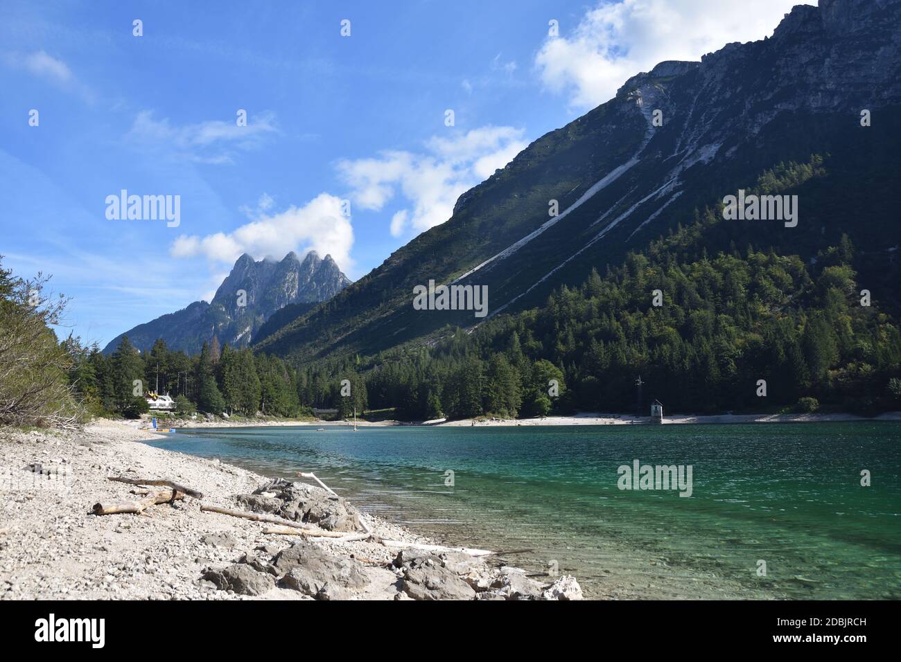 Vue panoramique sur le lac Predil en Italie, près de la frontière autrichienne et de la ville de Tarvisio Banque D'Images