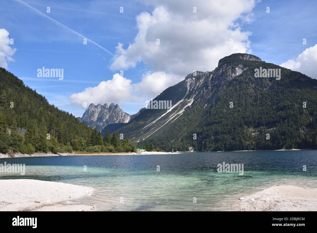 Vue panoramique sur le lac Predil en Italie, près de la frontière autrichienne et de la ville de Tarvisio Banque D'Images