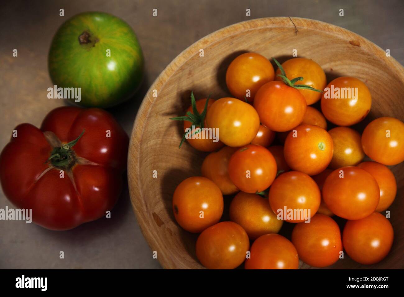 Encore la vie de zèbre vert, de costoluto genovese, et de tomates d'or solaire dans un bol Banque D'Images