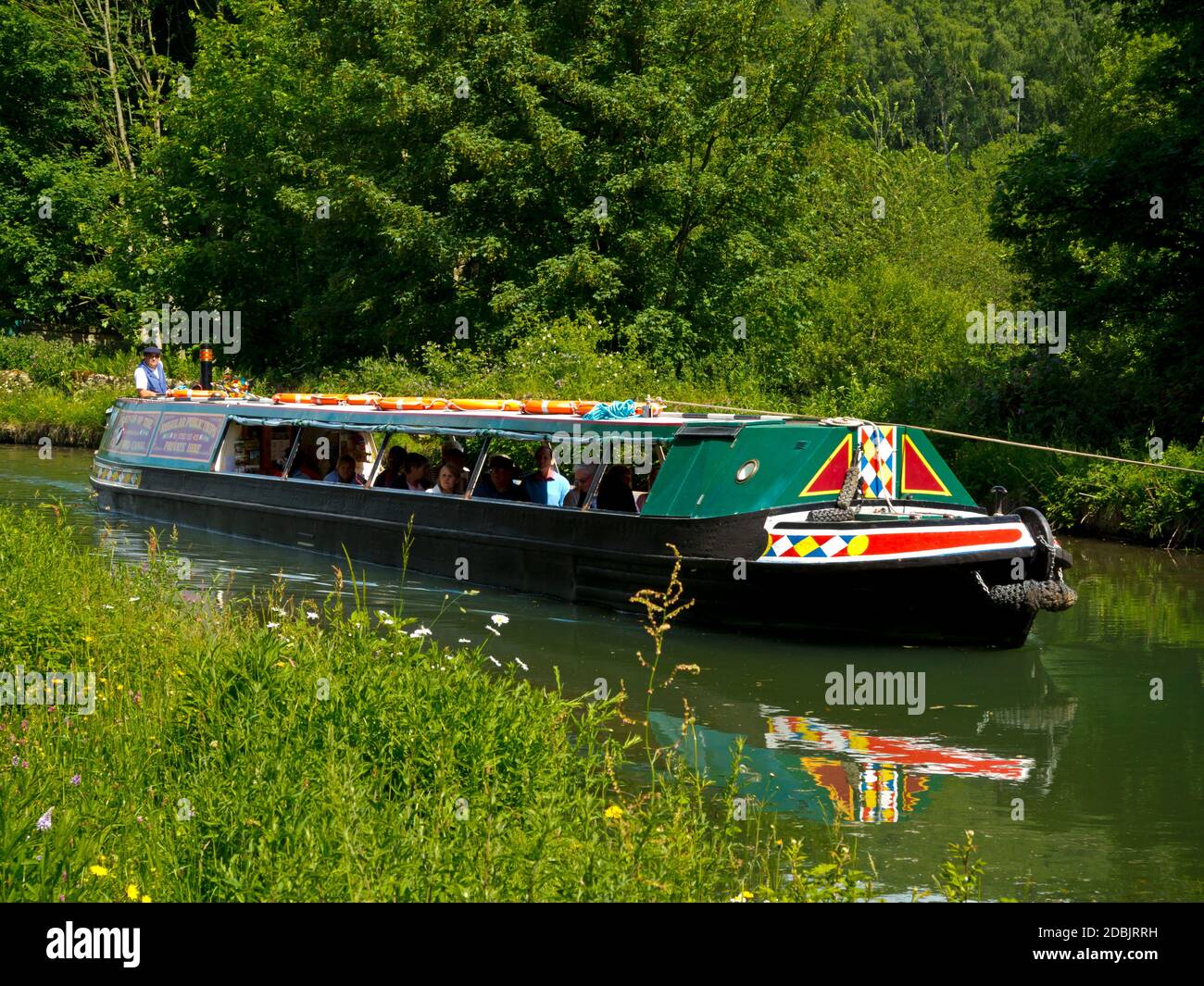 Bateau étroit alimenté par batterie Birdswood transportant des touristes sur le Cromford Canal dans le Derbyshire Peak District Angleterre Royaume-Uni Banque D'Images