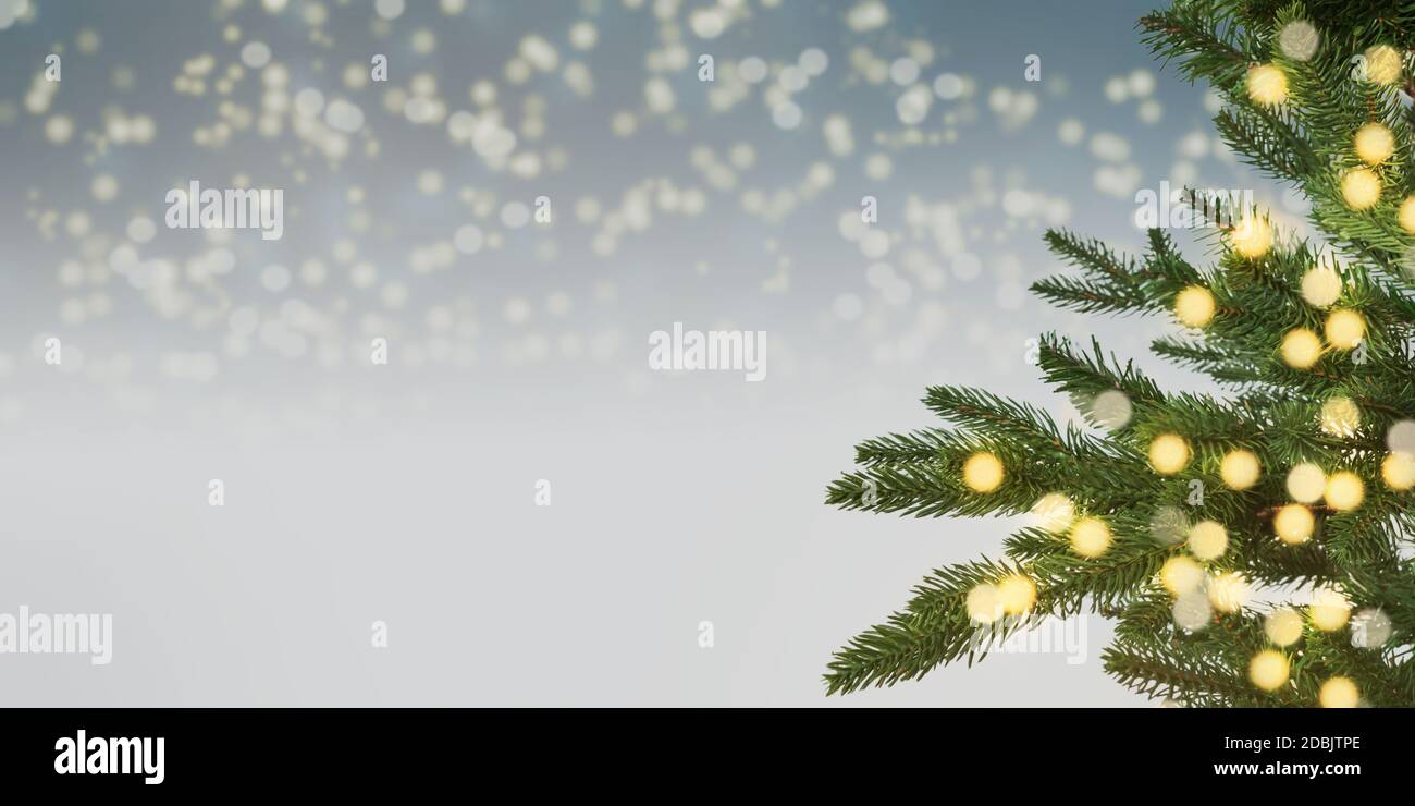 Arbre de Noël illuminé arrière-plan d'hiver. Banque D'Images