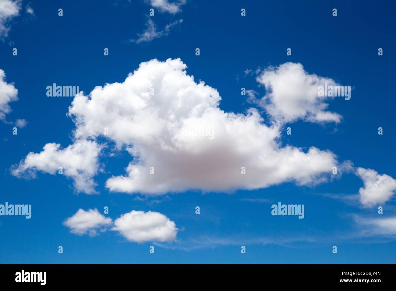 Le magnifique ciel bleu avec un gros nuage blanc Banque D'Images