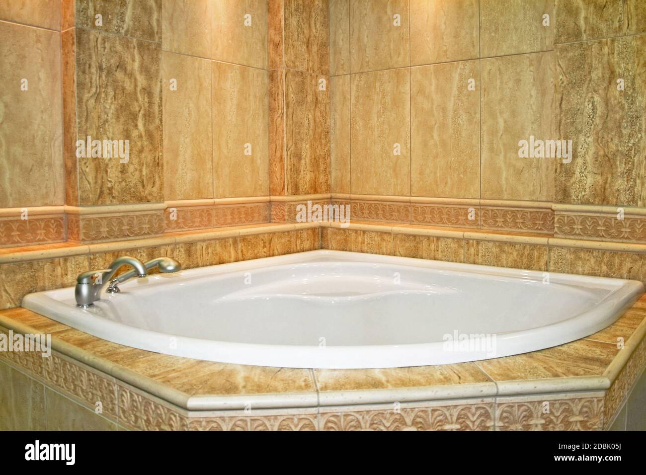 Grande baignoire spa à remous dans la salle de bains en marbre Banque D'Images