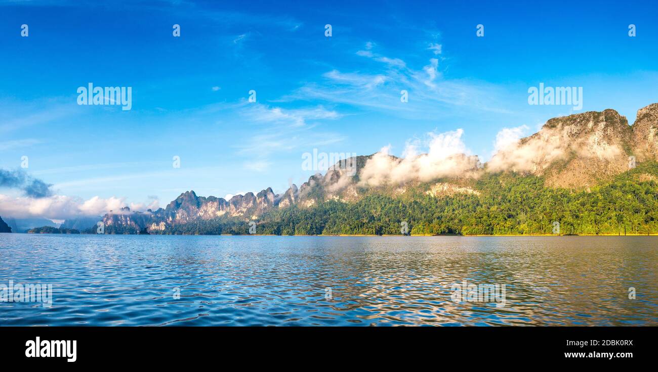 Panorama de la nature magnifique au lac Choow LAN, barrage Ratchapapha, parc national de Khao Sok en Thaïlande en été Banque D'Images