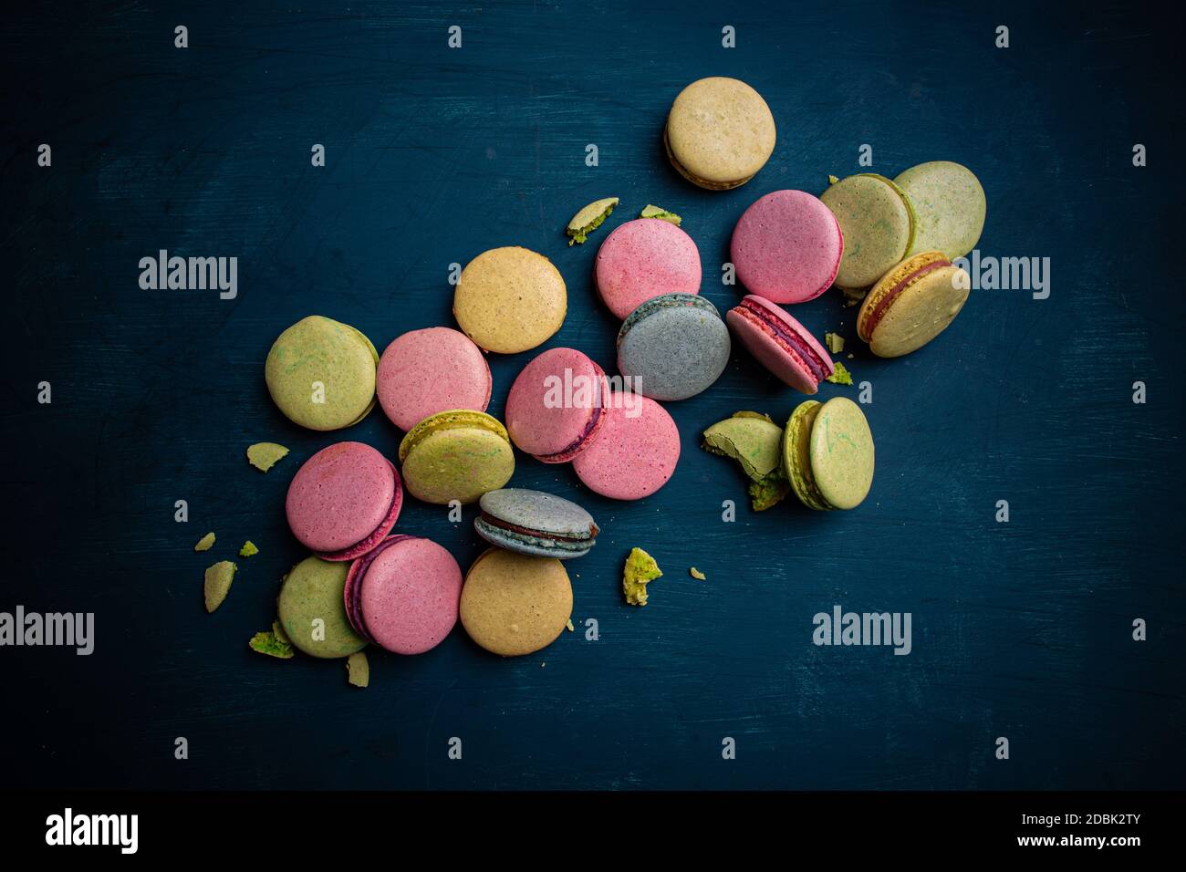 Dessert de macarons colorés sur fond bleu, vue du dessus Banque D'Images
