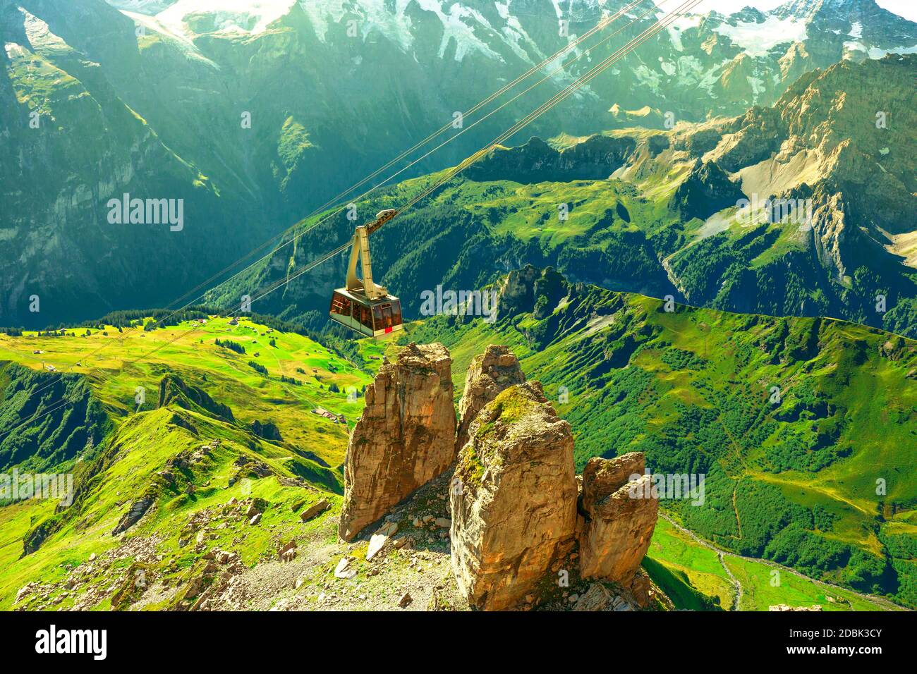 Téléphérique de Murren à Birg et Schilthorn sommet au-dessus des falaises, des montagnes rocheuses et des vallées avec des lacs et des rivières. Sommets enneigés du bernois Banque D'Images