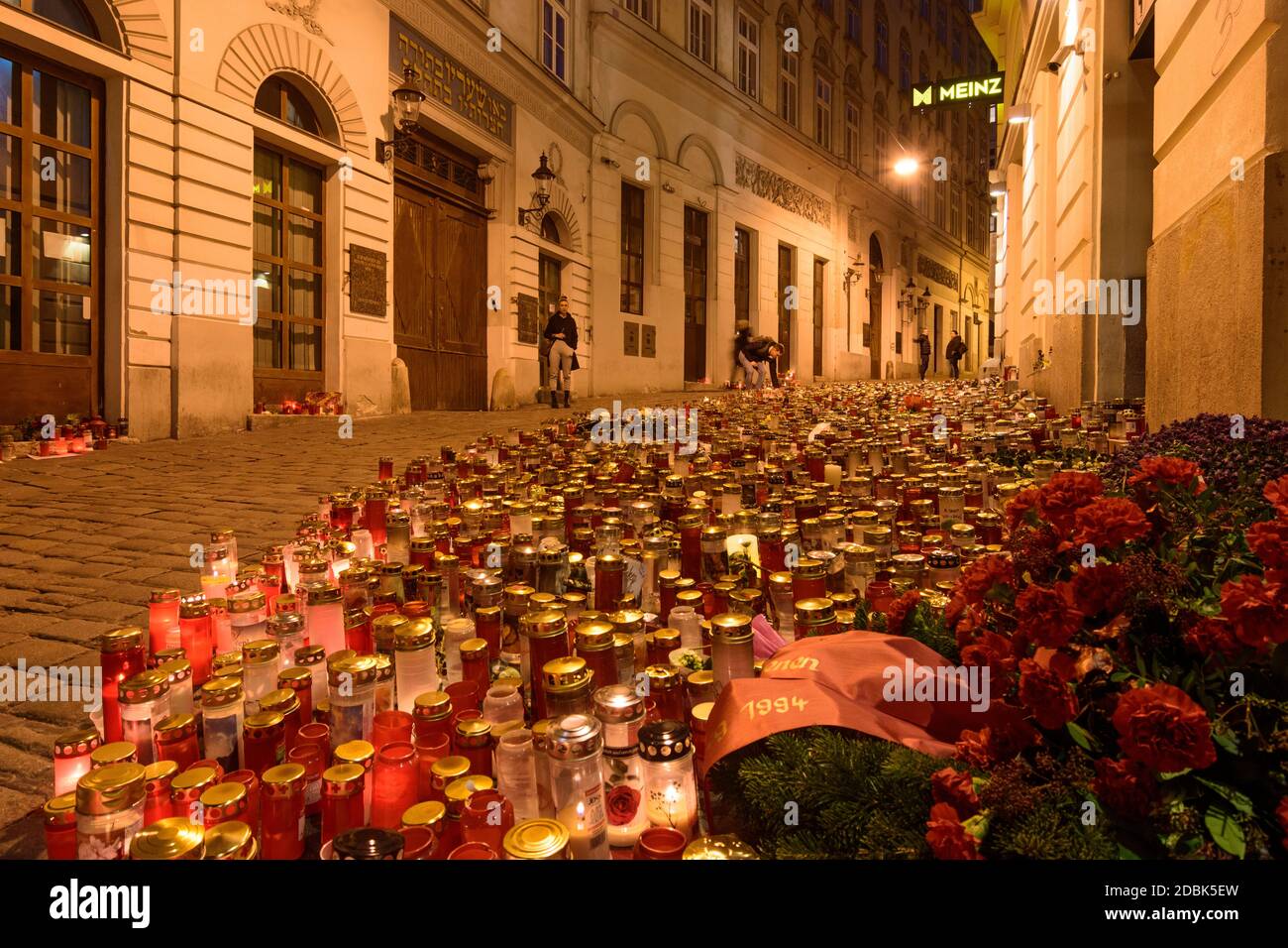 Wien, Vienne: Bougies et fleurs pour les victimes de la terreur de 02. Novembre 2020, dans la ruelle Seitenstettengasse, ditsrict Bermudadreieck (Triangle des Bermudes) Banque D'Images