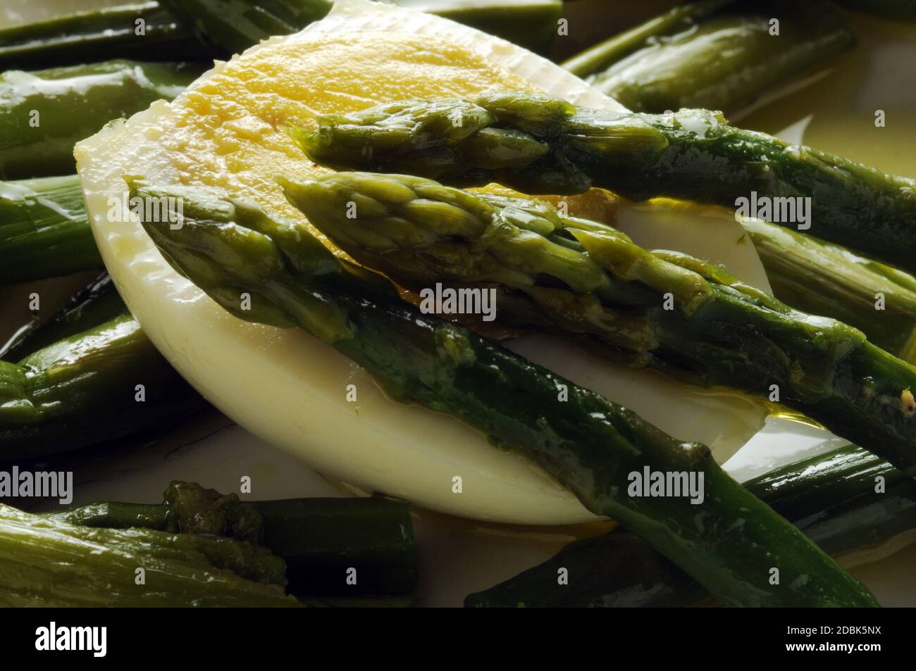 Œufs durs avec asperges vertes Banque D'Images
