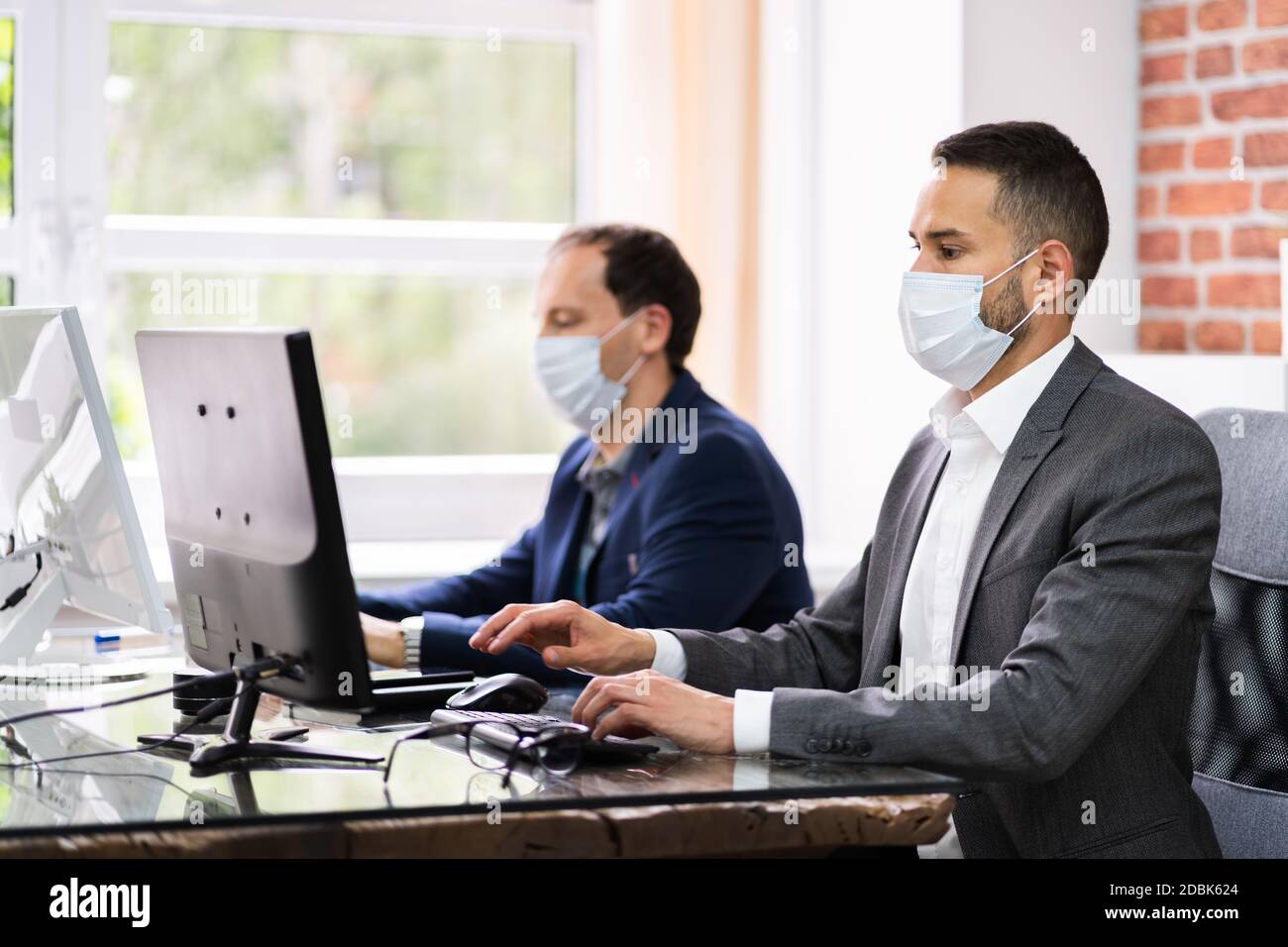 Agents du service clientèle dans les casques et masques Banque D'Images