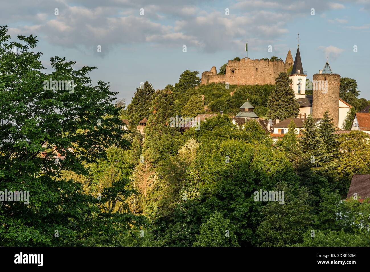 Burgruine Lindenfels mit Turm und Kirche im Morgenlicht, Odenwald, Hessen, Deutschland Banque D'Images