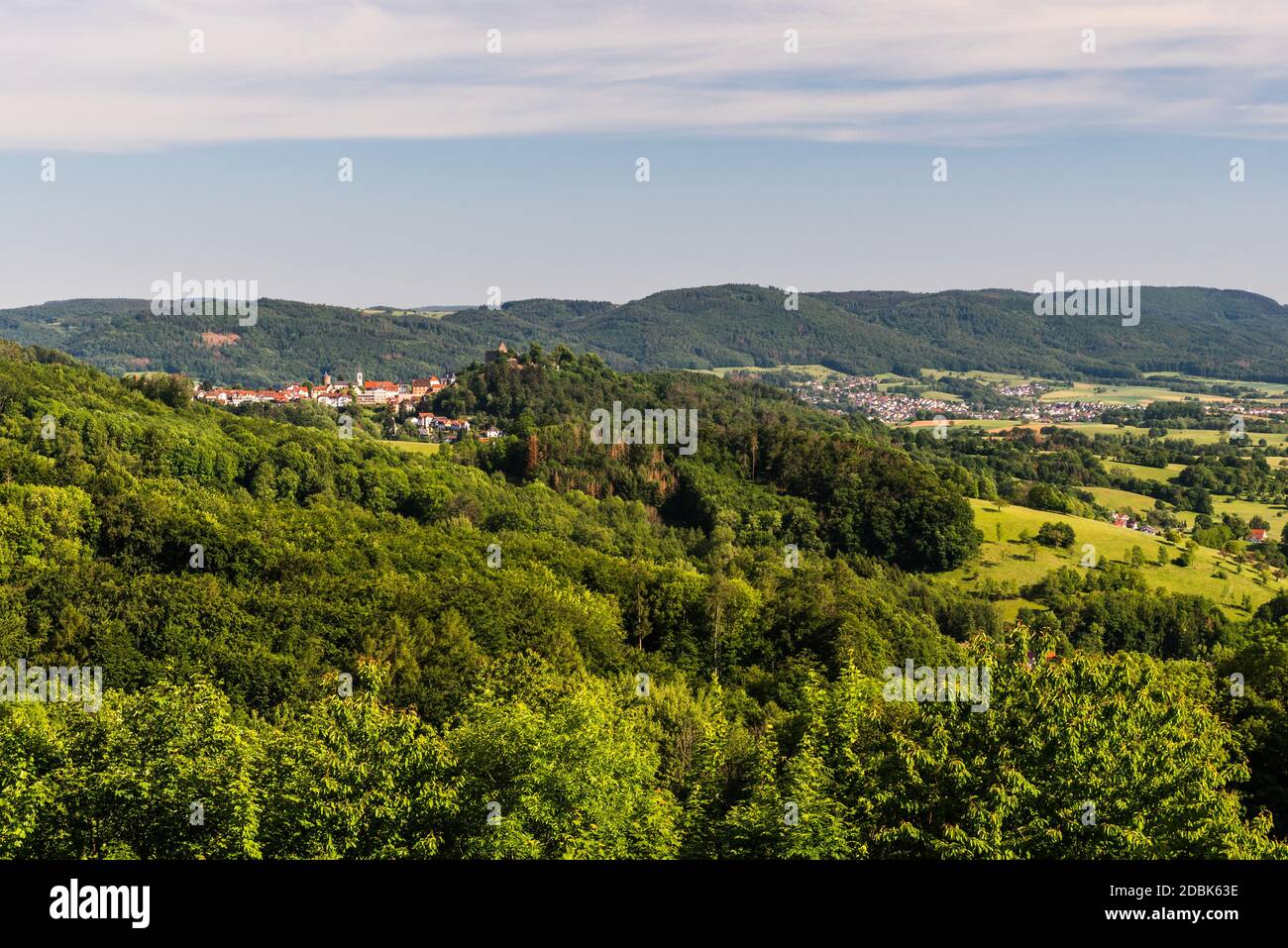 Grüne bergige Landschaft im Odenwald mit Stadt und Burgruine Lindenfels, Hessen, Deutschland Banque D'Images