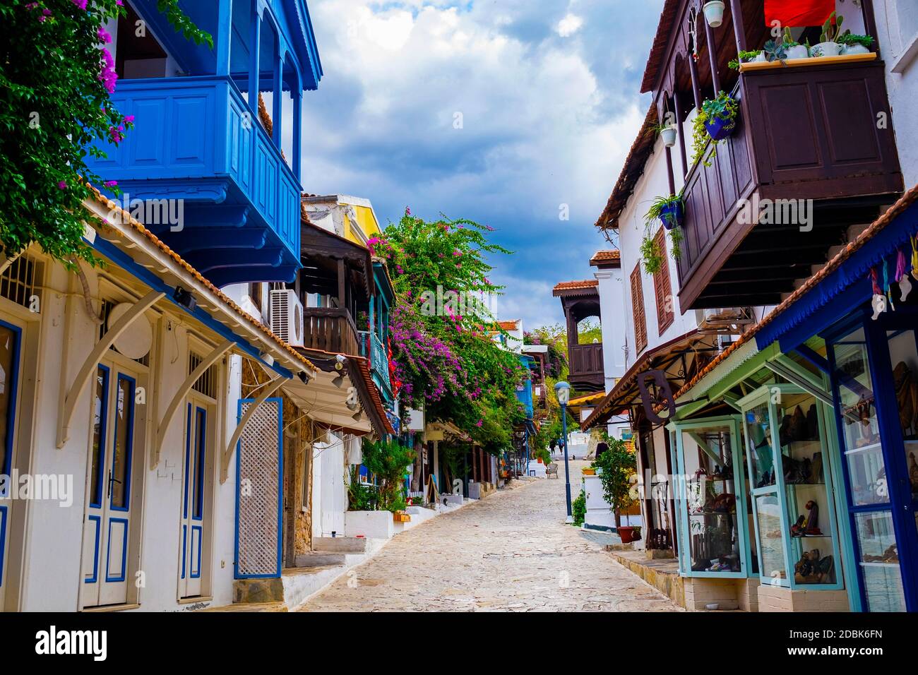 Rue colorée dans la ville de Kas en Turquie. Banque D'Images