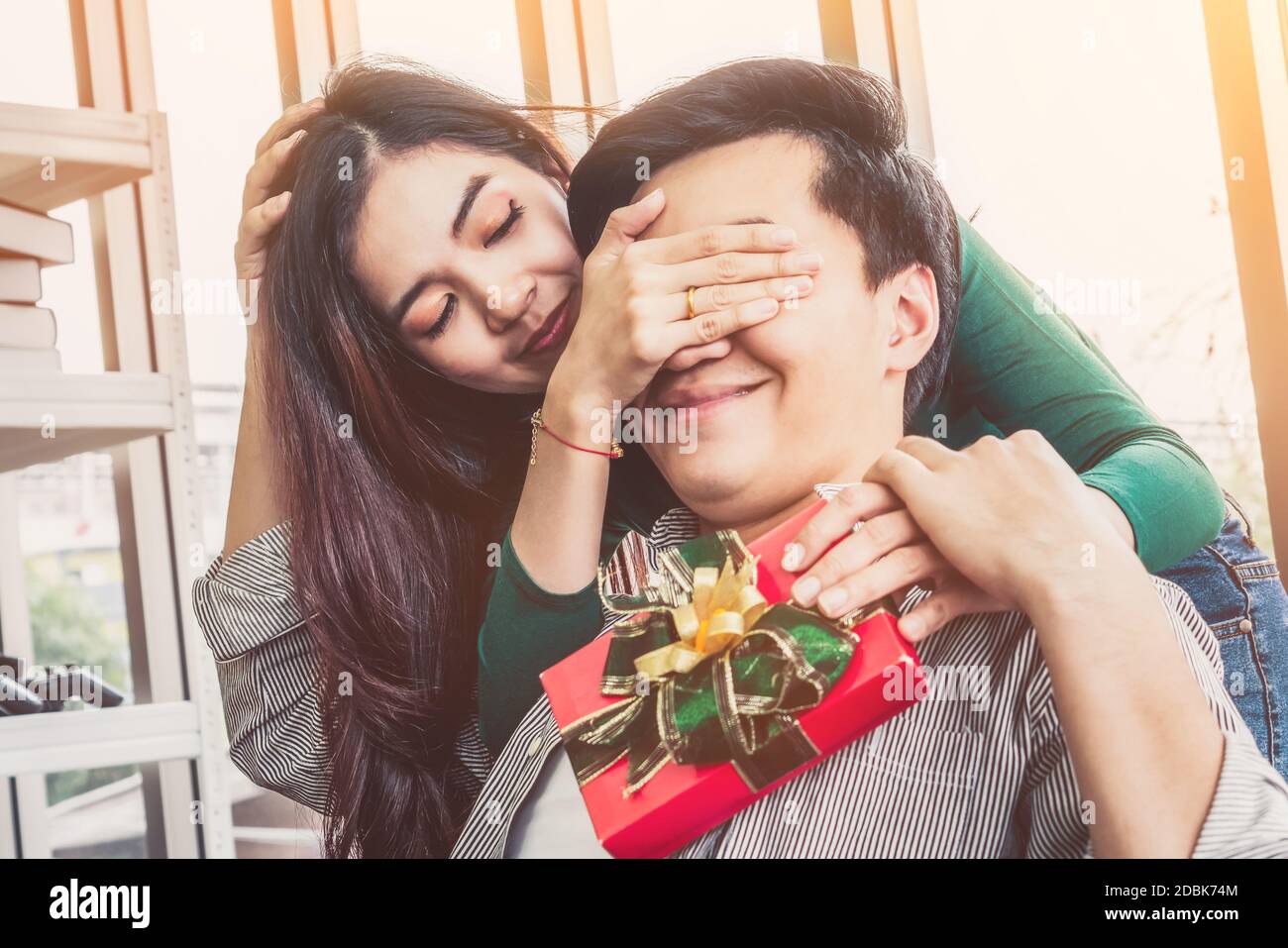 Un couple heureux qui offre un cadeau pour fêter son anniversaire. Style de vie, amour et