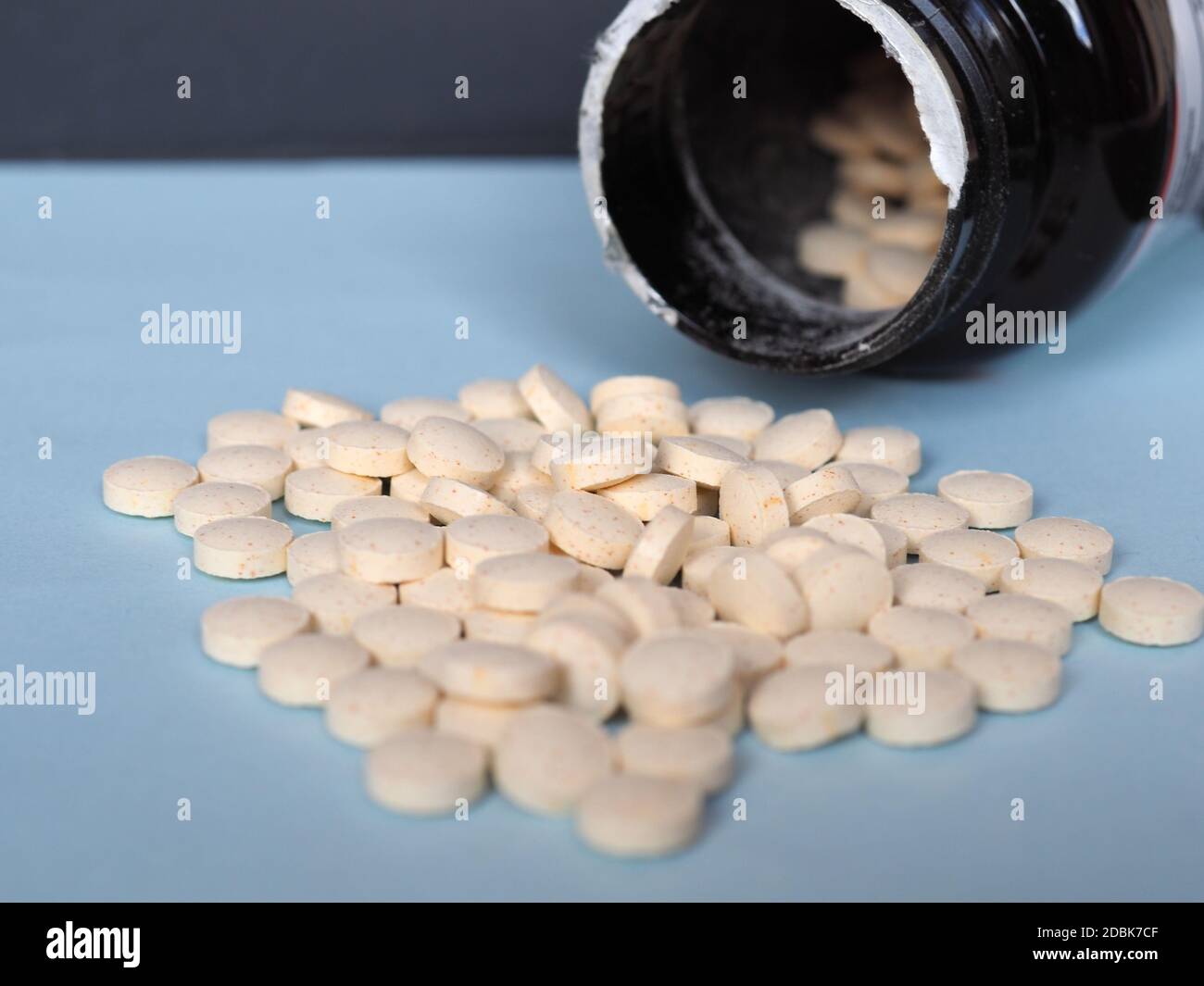 Tables végétariennes de complexe de vitamine B avec vitamine D et biotine, vitamines B1 B2 B3 B5 B6 B12 et D3, adaptées aux végétariens et aux végétaliens Banque D'Images