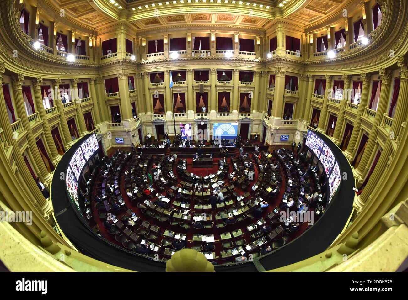 17 novembre 2020 : INT. Monde de l'information. 17 novembre 2020. Buenos Aires, Argentine. Les législateurs débattent au Congrès national de Buenos Aires de la solidarité et de la contribution extraordinaire des grandes fortunes, une taxe unique sur les fortunes des individus pour aider pendant la crise économique et Covid-19. (Credit image: © Julieta FerrarioZUMA Wire) Credit: ZUMA Press, Inc./Alamy Live News Banque D'Images