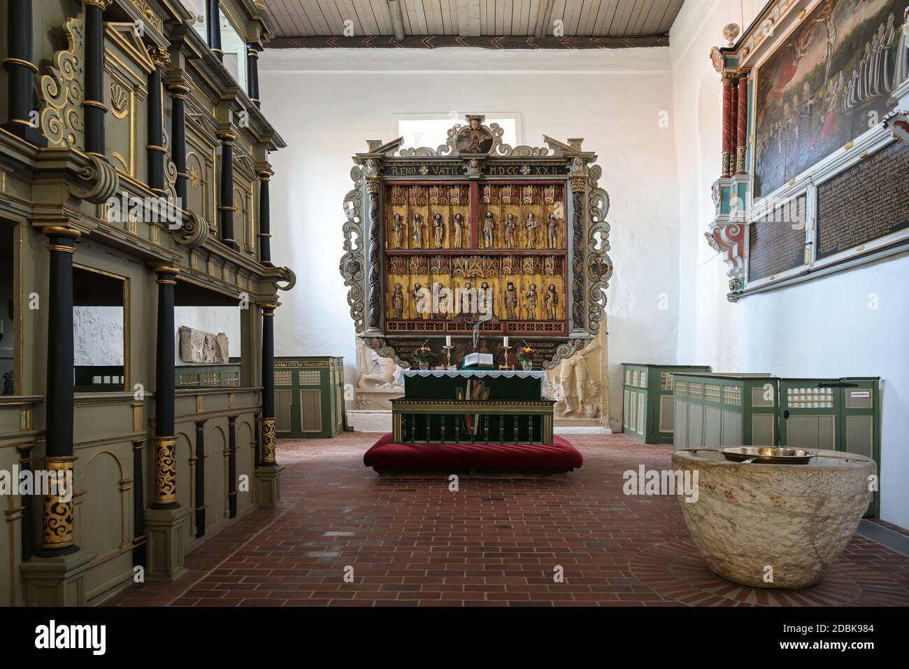 Gudow, Allemagne, 13 novembre 2020 : chœur de l'église Sainte-Marie avec des ragoûts, police baptismale et autel médiéval sculpté dans le village de Gudow, Schleswig-H. Banque D'Images