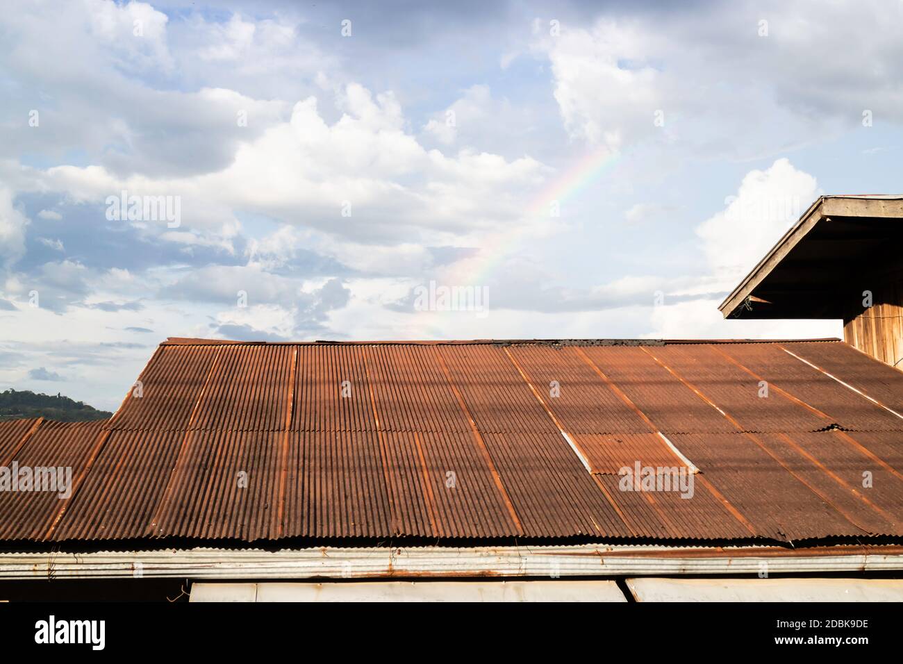 Toit de maison d'époque avec ciel nuageux, photo de stock Banque D'Images