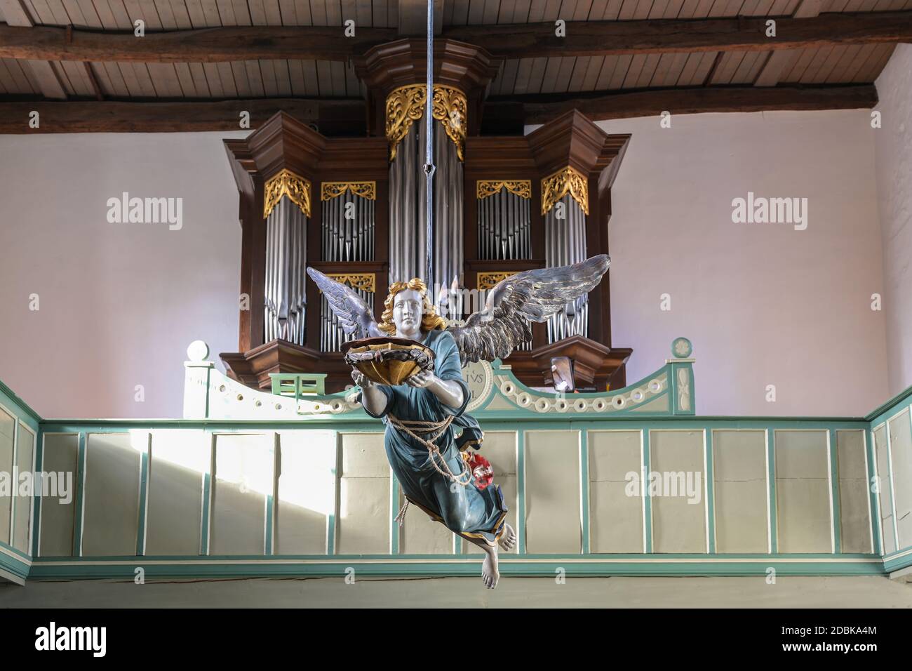 Gudow, Allemagne, 13 novembre 2020: Baptême baroque en bois ange suspendu au plafond devant l'orgue dans l'église Sainte Marie dans le village o Banque D'Images