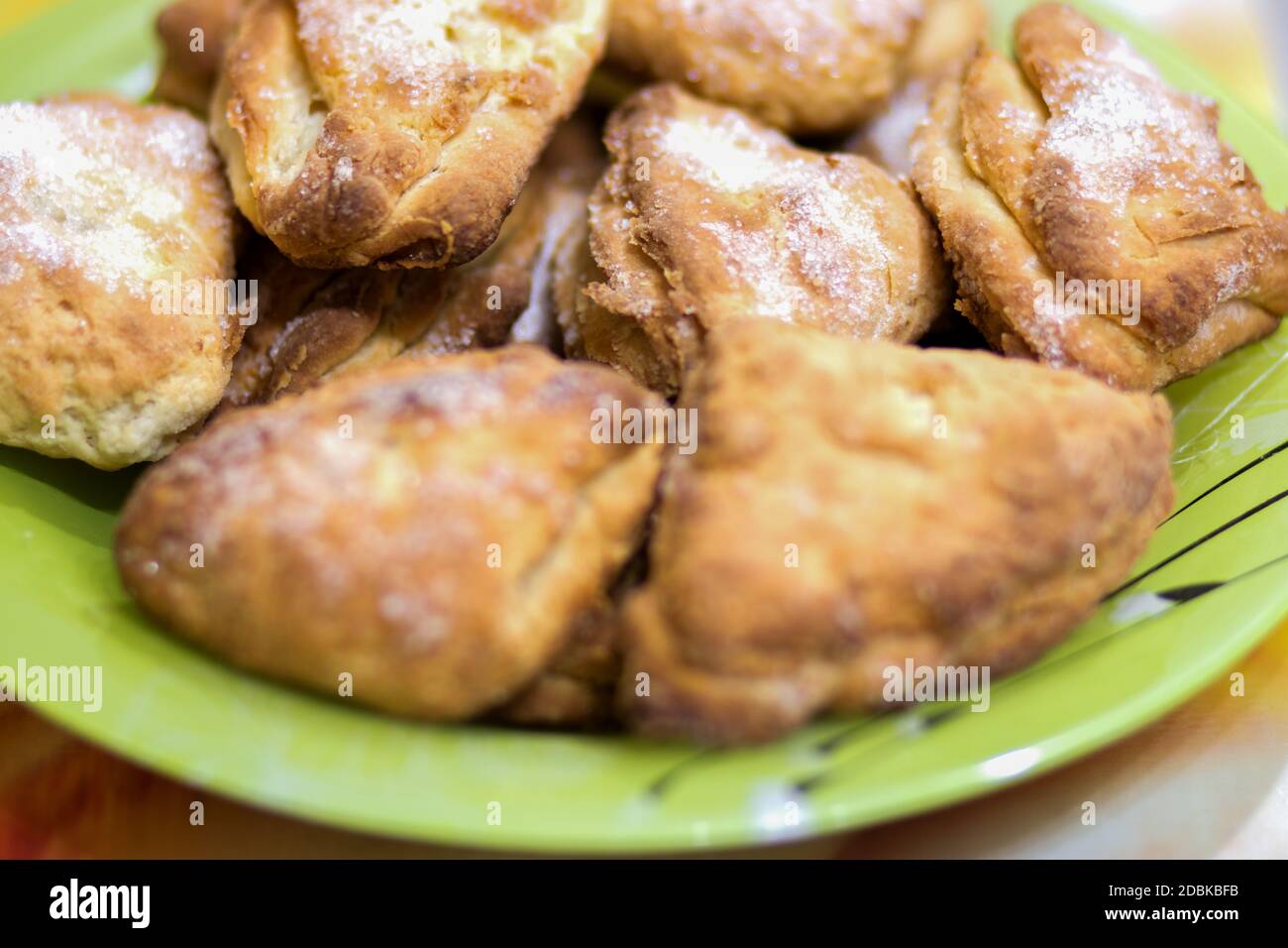 Biscuits avec du sucre, cuits, se trouve dans une assiette sur la table Banque D'Images