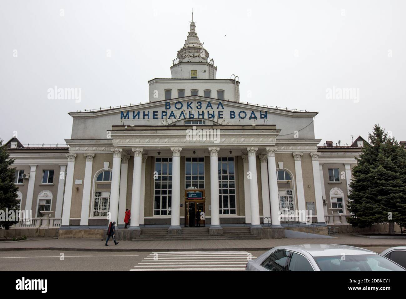 Mineralnye Vody, Russie. 14.11.2017. Gare de Mineralnye Vody , Nord du Caucase, bâtiment principal avec piliers Banque D'Images