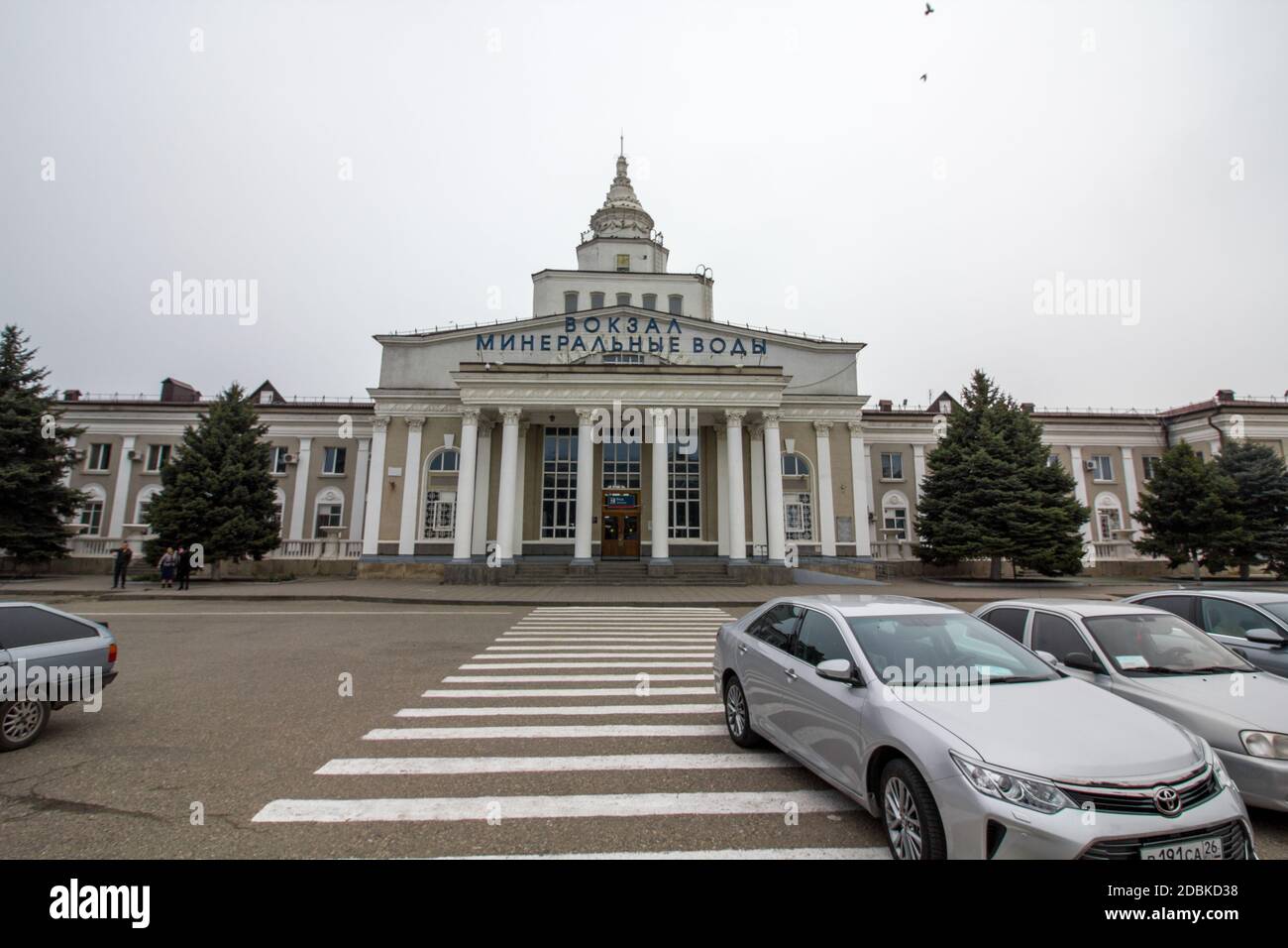 Mineralnye Vody, Russie. 14.11.2017. Gare de Mineralnye Vody , Nord du Caucase, bâtiment principal avec piliers Banque D'Images