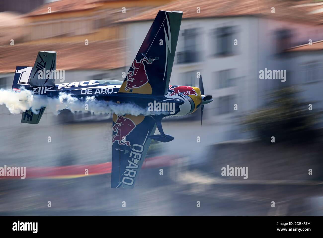 Porto, Portugal - septembre 1, 2017 : Red Bull Air Race. Journée de formation. Avion dans une belle manoeuvre serré et sur la rive de la rivière Douro de vil Banque D'Images
