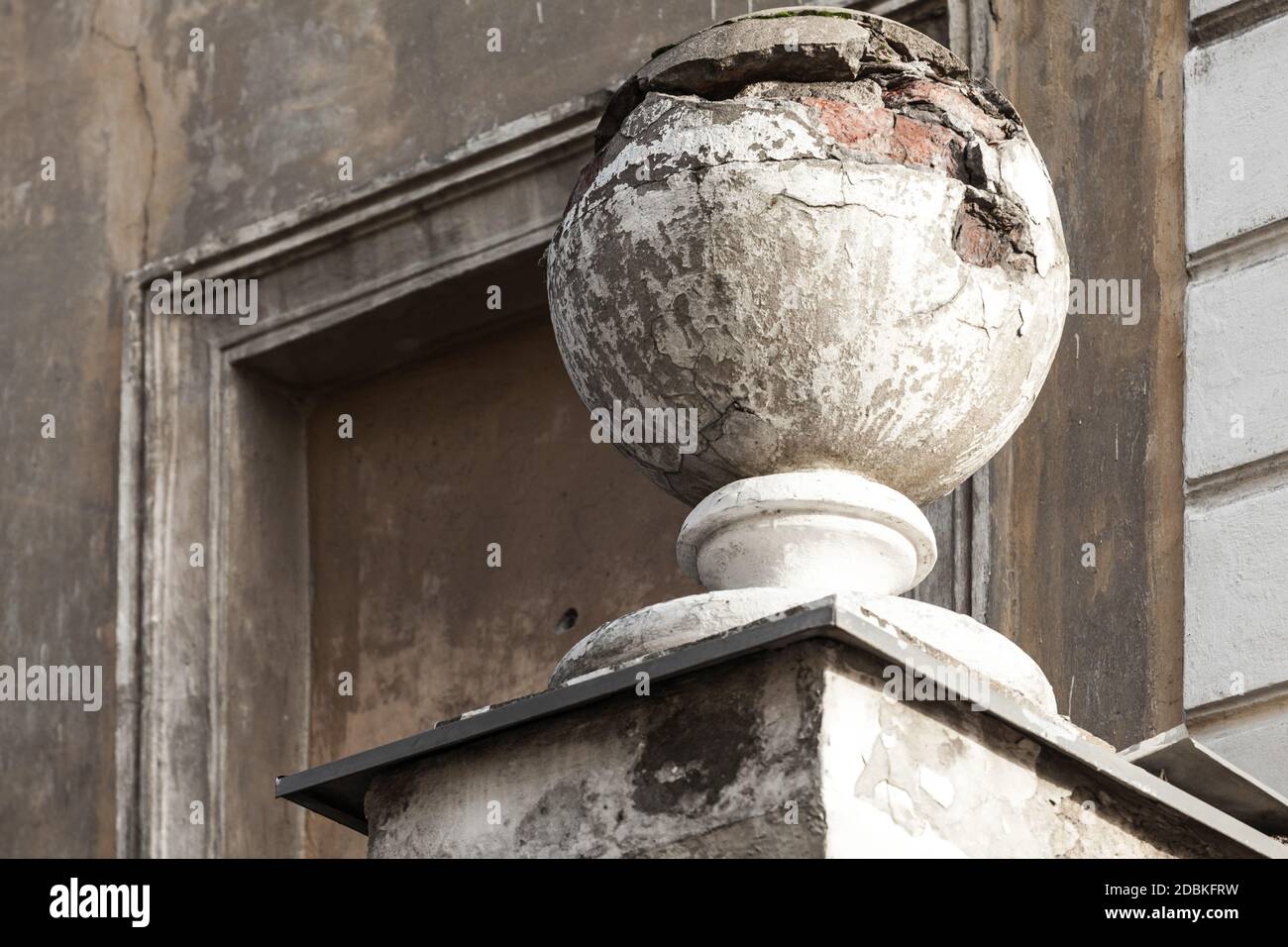 Ancienne façade décoration sphère. Architecture de bâtiment abandonnée, Saint-Pétersbourg Banque D'Images