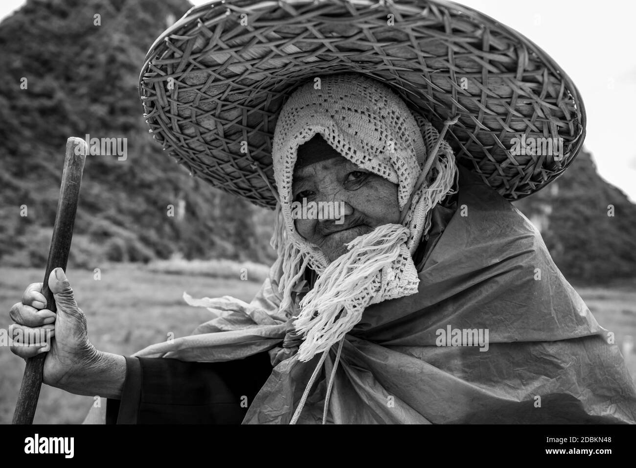 Vieille femme avec un gros chapeau de paille du Vietnam Banque D'Images