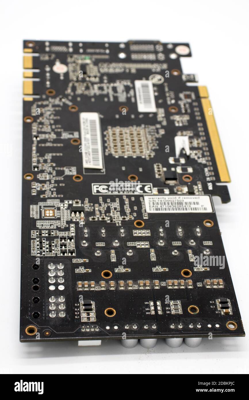 Carte vidéo démontée isolée sur fond blanc Banque D'Images