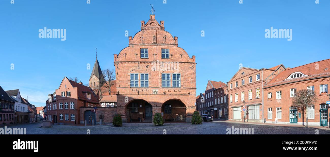 Panorama de la place du marché dans la ville de Gadebusch avec l'hôtel de ville médiéval en brique rouge architecture, tour d'église et maisons contre un clea Banque D'Images