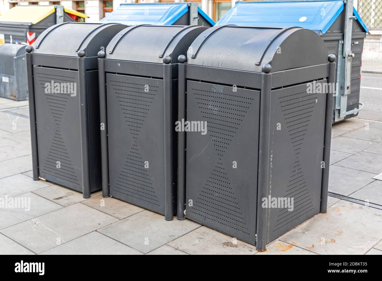 Trois poubelles à la rue à Trieste Italie Banque D'Images