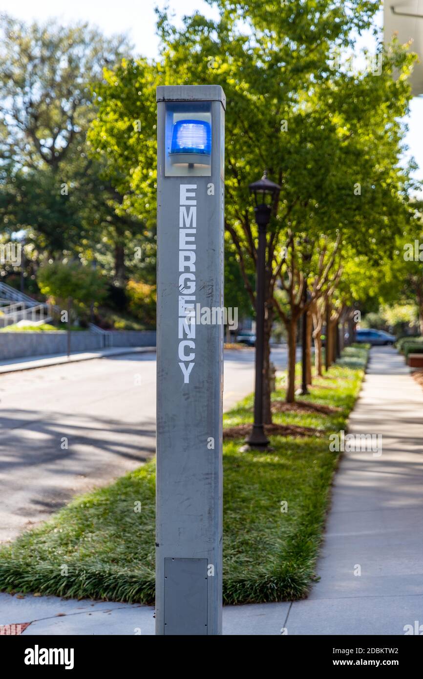 Boîte d'appel de sécurité d'urgence à lumière bleue sur un campus universitaire Banque D'Images