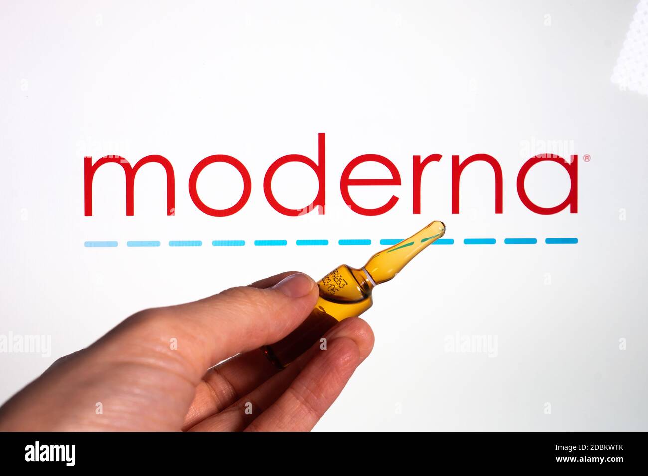 Société pharmaceutique Moderna coronavirus vaccine. Logo Moderna avec vaccin à main. Banque D'Images